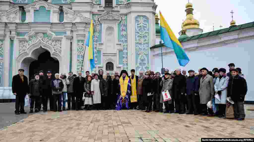 Із нагоди 40-річчя створення Української Гельсінської групи (УГГ) на Софійській площі у Києві відбулася спільна молитва за покійними членами УГГ та іншими політв’язнями. Після завершення молитви колишні українські дисиденти вирушили до Байкового кладовища, щоб відвідати могили Миколи Руденка, Надії Світличної, Василя Стуса та інших політв’язнів. Київ, 9 листопада 2016 року ДИВИТИСЬ ФОТОГАЛЕРЕЮ 