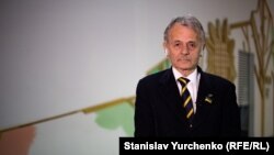 «Це ще одна спроба звинуватити його і кримськотатарський народ у помсту за їхню опозицію окупації», – сказав посол США в ОБСЄ Джеймс Гілмор 