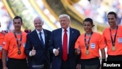 Доналд Трамп, раиси ҷумҳури Амрико ва Ҷанни Инфантино, президенти ФИФА ба тамошои бозии ниҳоии қаҳрамонии бошгоҳҳои футболи ҷаҳон омаданд