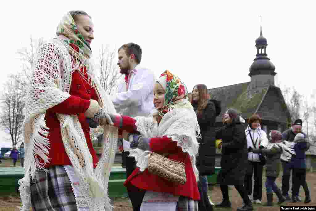 Беларусь, 28 ақпан: Минскідегі Масленица мерекесінде билеп жүрген адамдар. Сол күні Беларусьте оқып жүрген ирандық студенттен коронавирус табылды. 