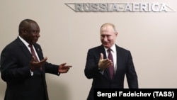 Володимир Путін (п) та Сиріл Рамафоса (фото архівне)