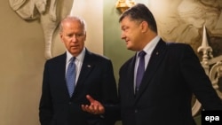 Джо Байден (л) і Петро Порошенко (п) під час зустрічі в Києві, фото 7 грудня 2015 року