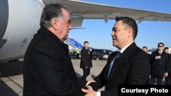 Täjigistanyň prezidenti Emomali Rahmon (çepde) bilen Gyrgyzystanyň prezidenti Sadyr Žaparow elleşýärler