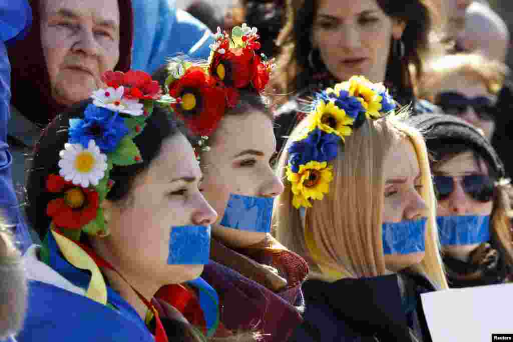 Учасниці акції, представниці руху «Жінки Криму за МИР», провели в Сімферополі мовчазну акцію на підтримку свободи слова. Дівчата заклеїли собі роти синьою стрічкою, а в руках тримали чисті плакати без єдиної літери. 13 березня 2014 року