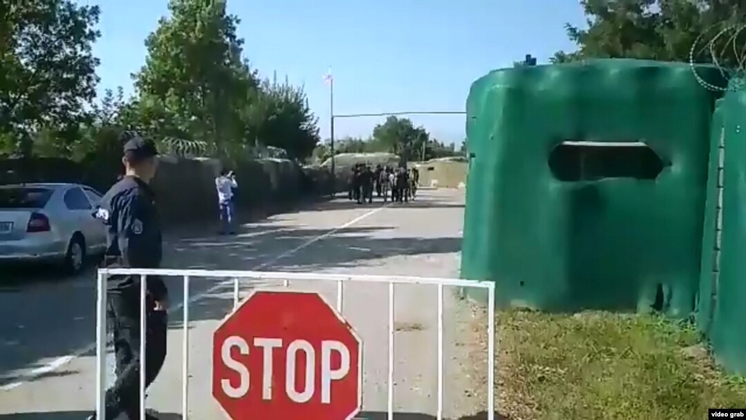 Сегодня около четырех часов дня пятеро молодых людей с походными рюкзаками за спинами проследовали к блокпосту, подконтрольному грузинской стороне