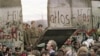 Падіння Берлінської стіни, яка розділяла західний і східний Берлін, 11 листопада 1989 