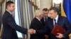 Оппозициянын лидерлеринин бири Виталий Кличко менен президент Виктор Янукович келишимге кол койгондон кийин, 21-февраль, 2014.