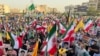 Иранци на демонстрация в Техеран носят знамена и плакати на иранския върховен лидер аятолах Али Хаменей в деня на обявеното примирие с Израел, 24 юни 2025 г.