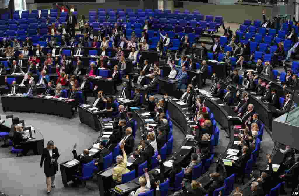 Законодавці на сесії Бундестагу, нижньої палати парламенту Німеччини, голосують за символічну резолюцію про визнання геноцидом – масового вбивства вірмен оттоманськими збройними силами в 1915 році