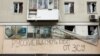 Напис на пошкодженому житловому будинку в Бахмуті на Донеччині, 28 жовтня 2022 року