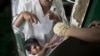 Dječak u Pakistanu uzima hranu iz javne kuhinje uzima hranu, arhiva, jul 2010