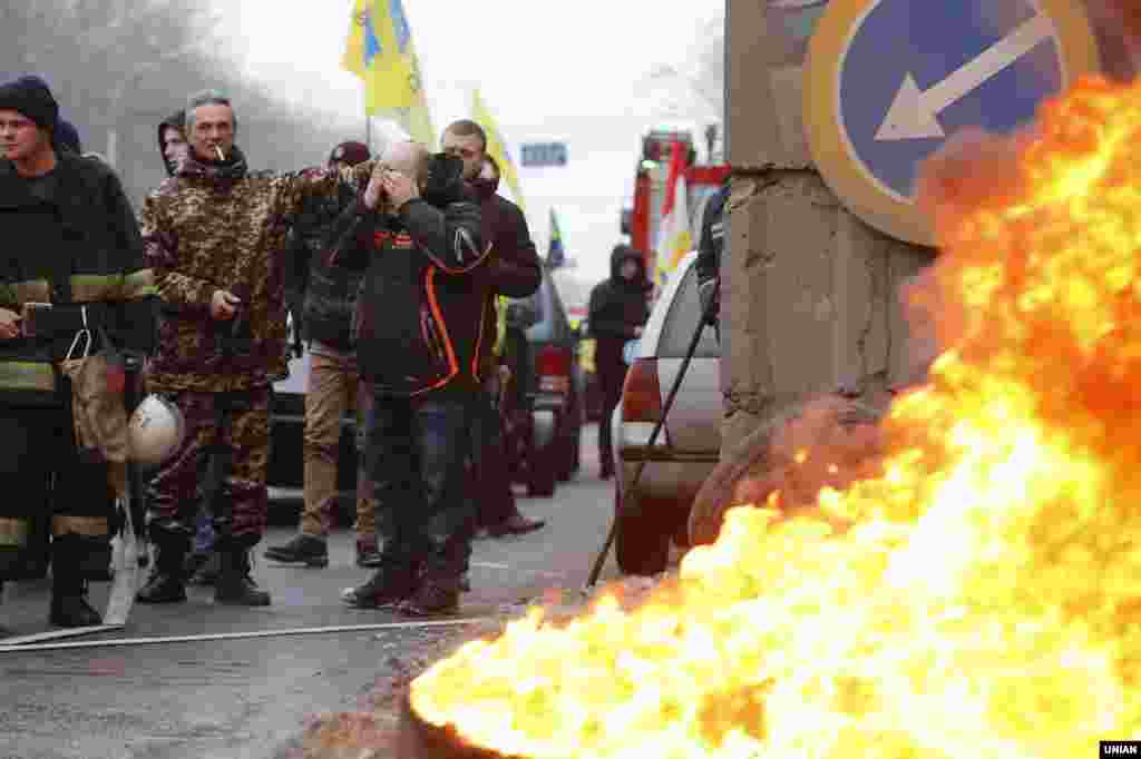 Власники автомобілів з іноземною реєстрацією частково заблокували в’їзд до Києва з боку Одеської траси. Учасники акції зібралися на в’їздах до Києва на Бориспільській, Житомирській, Варшавській і Одеській трасах, заблокували по одній смузі на дорогах, запалили шини. За словами активістів, це попереджувальний мітинг. Вони хочуть, щоб влада переглянула політику розмитнення автомобілів в Україні. Головна мета акції – спростити і зробити дешевшим ввезення автівок із-за кордону. Київ, 24 січня 2017 БІЛЬШЕ ПРО ЦЕ