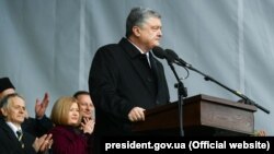 Президент України Петро Порошенко під час виступу на передвиборчому мітингу в Києві на Михайлівській площі, 17 березня 2019 року