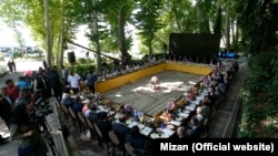 اجتماع سفیران ۴۵ کشور در محوطه زندان اوین که به گفته دو فعال مدنی، «جایگاه اعدام و جوخه آتش زندانیان سیاسی در دهه ۶۰» بوده است.