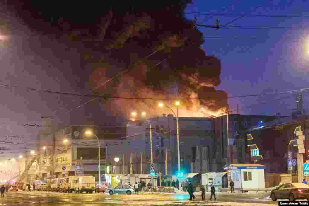 Сауда орталығындағы өрт 25 наурыз күні күндіз басталған. 26 наурыз күні таңертең өрт толық сөндіріліп, үйінділерді аршу жұмыстары басталған. Өрттен сауда орталығының шатыры ортасына опырылып түскен. 25 наурыз 2018 жыл. 