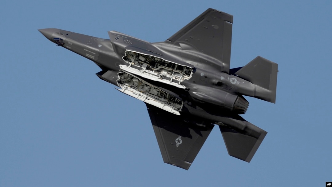 Un F-35 Lightning II Joint Strike Fighter decolează la un antrenament la baza Eglin Air Force - Florida, 6 martie 2012