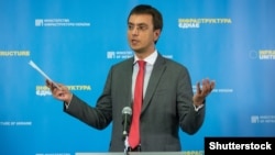 Омелян нагадав, що питання видачі чи анулювання ліцензій належить до компетенції Державіаслужби