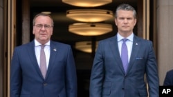 Германияның қорғаныс министрі Борис Писториус (сол жақта) пен АҚШ-тың қорғаныс министрі Пит Хегсет. Вашингтон, 14 шілде, 2025 жыл.