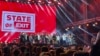Predstavnici studenata koji blokiraju fakultete u Srbiji na ceremoniji otvaranja Exit festivala, u Novom Sadu 10. jula 2025.