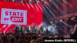 Predstavnici studenata koji blokiraju fakultete u Srbiji na ceremoniji otvaranja Exit festivala, u Novom Sadu 10. jula 2025.