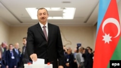 Президент Азербайджана Ильхам Алиев на избирательном участке в Баку, 9 октября 2013 года.