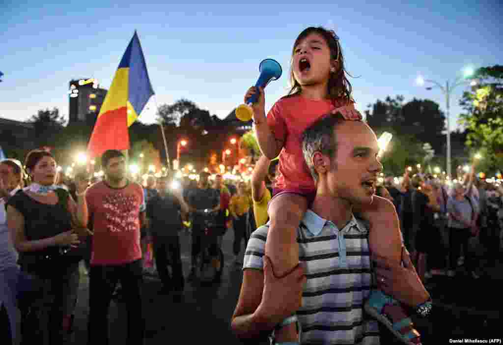Акція із закликом до протесту розпочалася через соціальні мережі: «Усі румуни приїздіть до Бухаресту!»