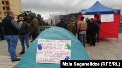 Судя по палаткам, разбитым у здания правительственной канцелярии, расходиться бастующие пока не собираются