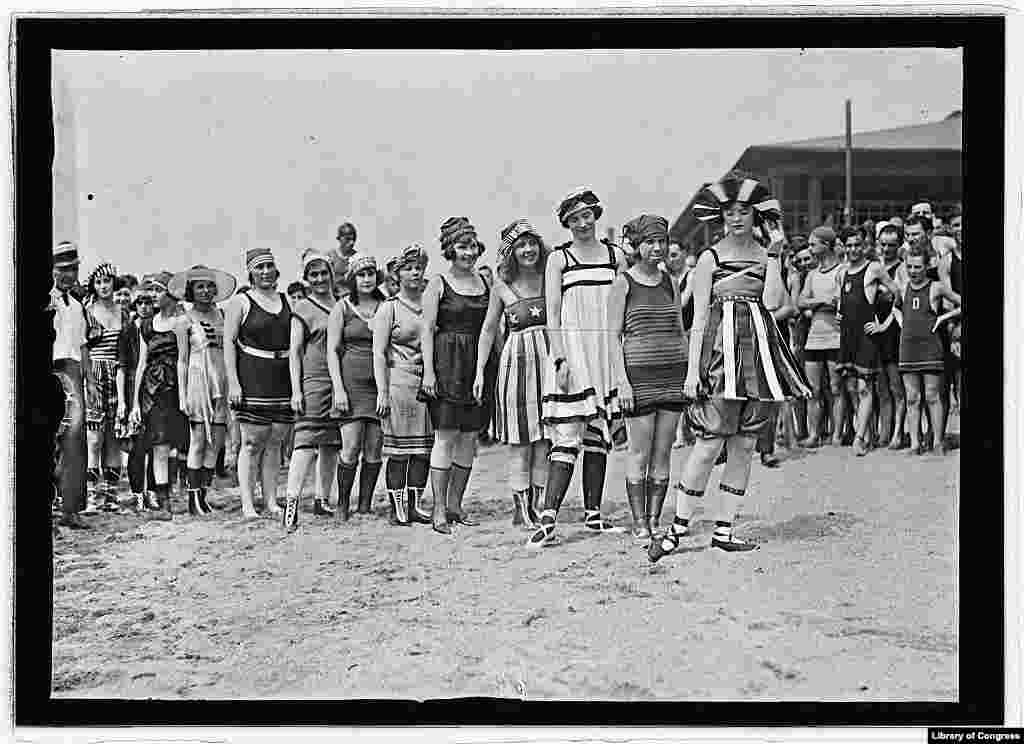 День на пляжі влітку 1919 року. Достеменно не відомо, де ця фотографія була зроблена