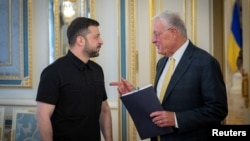 Украина: Орусия чабуулун улантты, Траптын чабарманы Киевге барды 