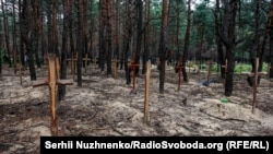 15 вересня на Харківщині біля звільненого Ізюма виявили масове поховання цивільних жителів і військових ЗСУ, яке налічує близько 450 могил