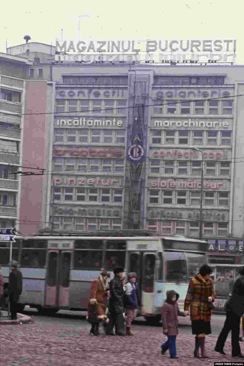 Универмаг в Бухаресте, 1986 год. К тому времени режим Чаушеску ввел в стране карточную систему. 