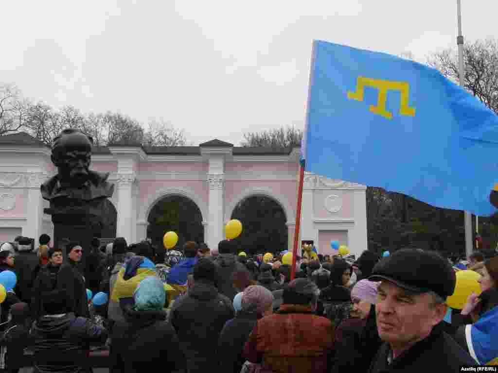 Акція протесту проти російської окупації пройшла в день народження українського поета Тараса Шевченка, біля його пам'ятника в Сімферополі. 9 березня 2014 року