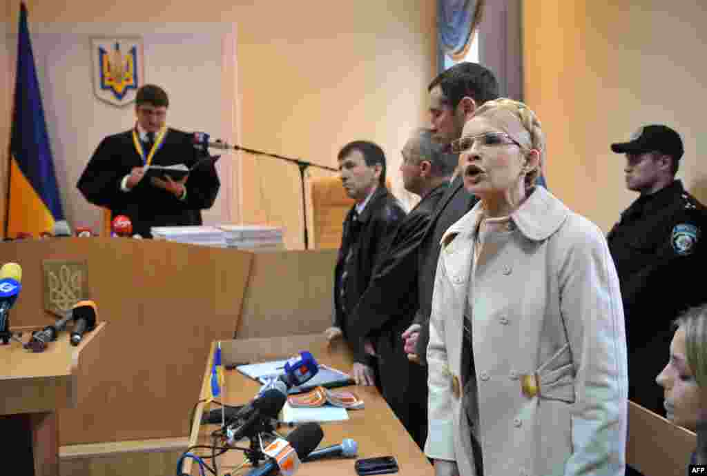 Юлия Тимошенко өкүм чыгып жатканда сотко кайрылууда. Киев. 2011-жыл, октябрь. 