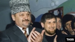 Ахьмад а, Рамзан а КадыровгIар бу шайн схьабевллачу йуьртахь. 2004-чу шеран зазадоккху-бутт