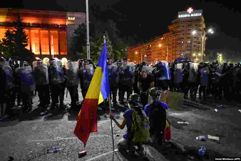 Поліція відмовилася використати надмірну силу після того, як міністр внутрішніх справ Румунії заявив, що сили безпеки перешкодили «хуліганам, котрі напали на представників держави»