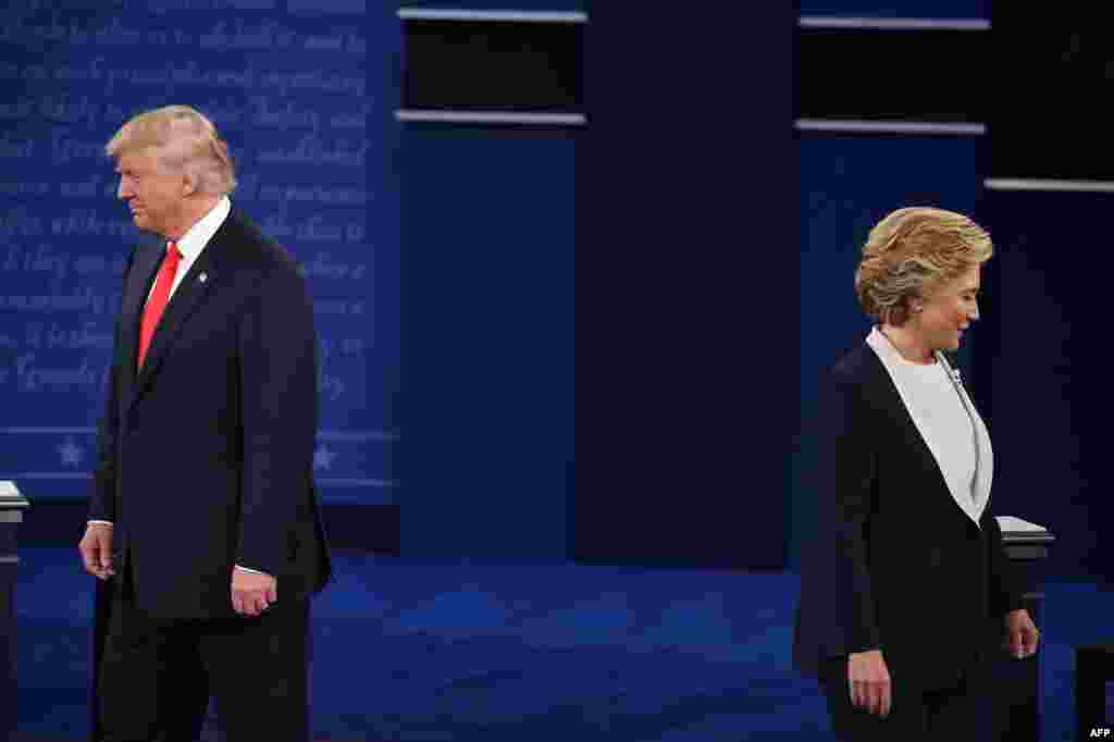 بین کلینتون و ترامپ، سه مناظره برگزار شد، در مناظره سوم، آن‌ها از اول تا آخر مناظره حتی با یکدیگر دست هم ندادند.