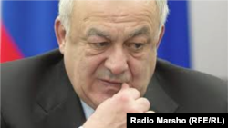 О возможной отставке Мамсурова заговорили задолго до истечения второго срока главы республики. Эксперты прочили ему увольнение в декабре 2010-го, называя среди причин непопулярность у населения, раскол внутри элит и плачевное состояние экономики