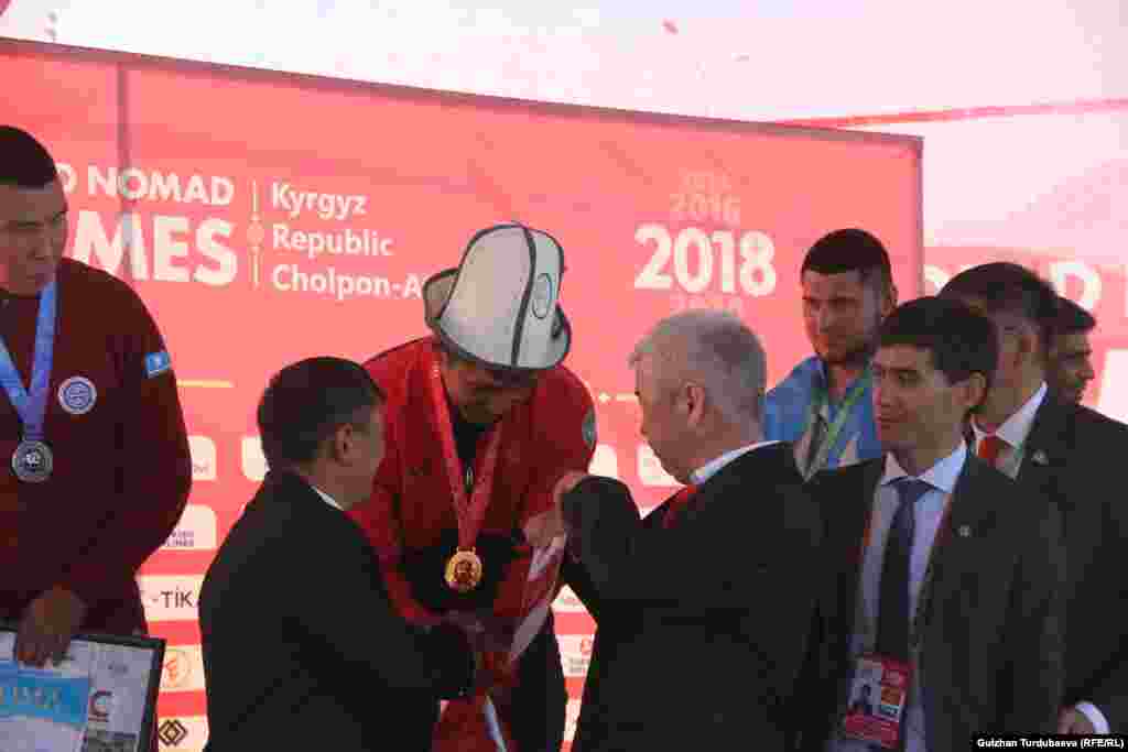 Кыргызстандын эсебине таандык алтын байгелерге: Бекжан Өмүралиев (60 кг.), Азат Таштанбеков (90 кг.) жана Келдибек Атайбек уулу (105 кг.) ээ болду. Мас-рестлинг боюнча мелдештин байге фонду 770 миң сомду түздү. Алтын медалга 50 миң, күмүш байгеге 30 миң, коло байге ээлерине 15 миң сомдон берилди.