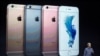 Apple компаниясынын аткаруучу директору Тим Кук коомчулукка iPhone 6s смартфонун көрсөтүүдө. Сан Франциско, 9-сентябрь 2015