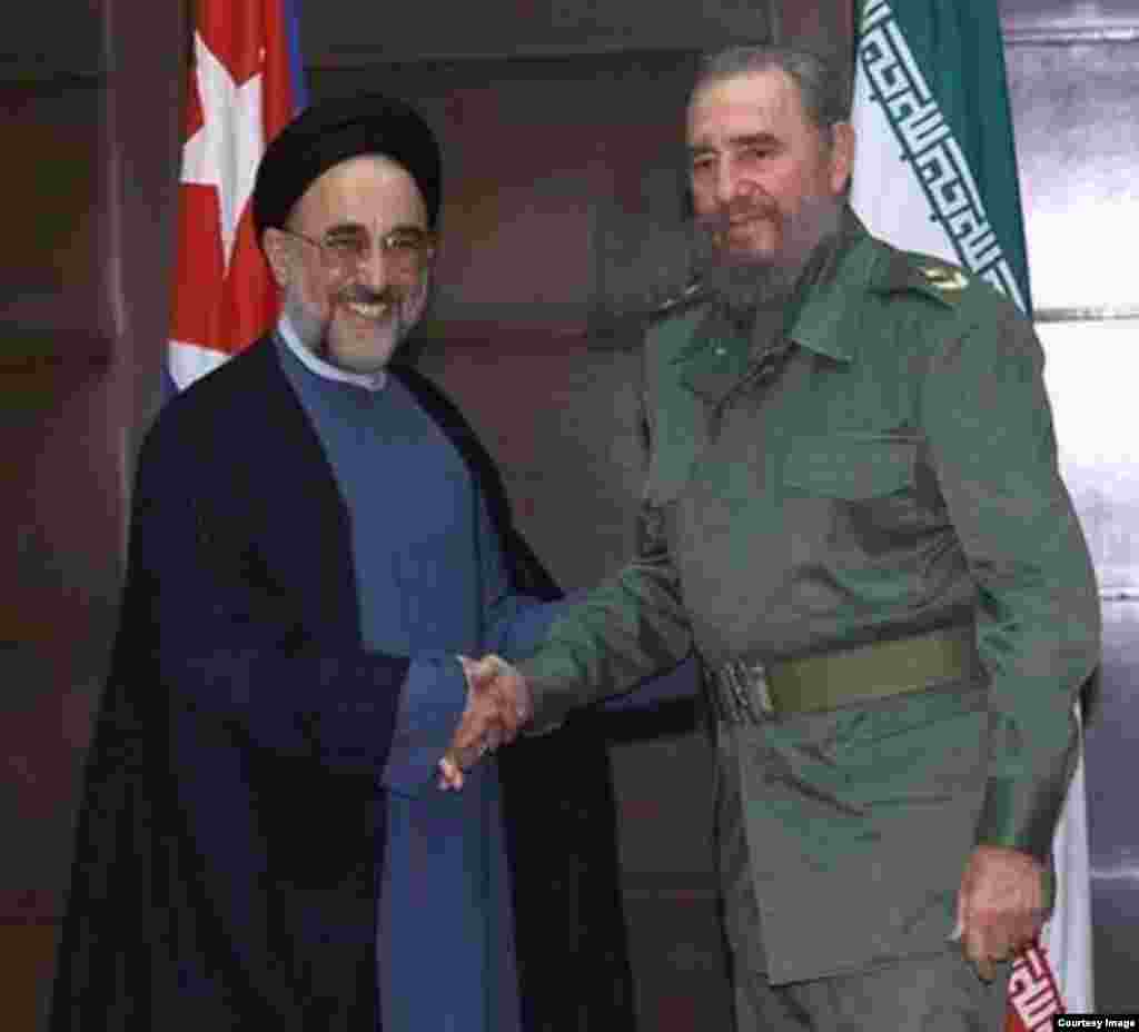 دیدار محمد خاتمی، رئیس‌جمهور اسبق، با فیدل کاسترو در سال ۱۳۷۹ در کوبا