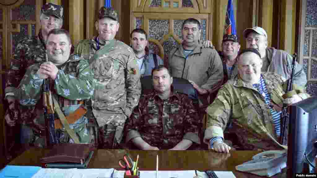 Валерий Болотов, 1970-2017. Болотов (в центре) родился в России и служил в советской армии. В 2014 году, когда Восточную Украину охватили волнения, он работал на шахте в Луганской области. В апреле 2014 года его назначили лидером квазигосударственного образования «Луганская народная республика». С этой должности он ушел в августе того же года из-за разногласий внутри руководства «ЛНР». В январе 2017 года Болотов умер в своем доме в Москве после встречи с двумя мужчинами, с которыми выпил чашку кофе. По словам его вдовы, Болотову стало плохо сразу после встречи в кафе. За несколько часов до смерти он неоднократно повторял: «Зачем я выпил этот кофе?» Мужчина, стоящий на фотографии справа от Болотова, — Геннадий Цыпкалов, он умер при туманных обстоятельствах незадолго до смерти Болотова