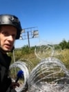 Житель Константиновки возле разрушенного российским авиаударом дома, в котором под завалами ищут его мать. 8 мая 2025 года