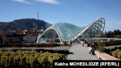 В 2007 году совершенно бесплатно владельцами была передана государству земля в историческом тбилисском районе Рике стоимостью два миллиона лари