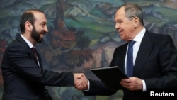 Министры иностранных дел Армении и России Арарат Мирзоян (слева) и Сергей Лавров (архив) 