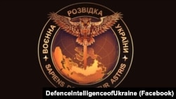 У ГУР кажуть, що на відео український БПЛА переслідують одразу два бойових гелікоптера та один літак, але, попри безперервний вогонь, дрон успішно повернувся на базу.