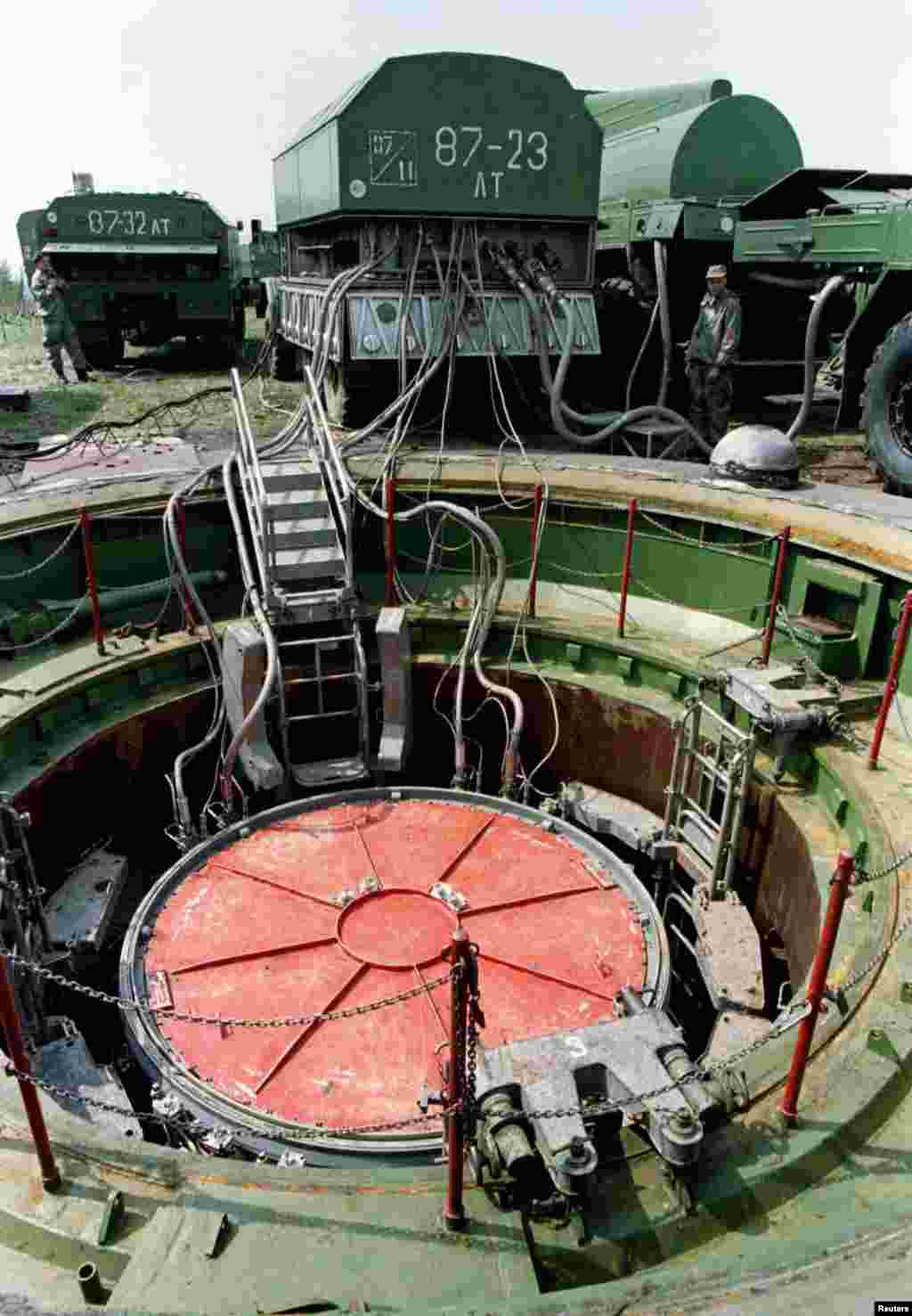 Из пусковой установки ракеты СС-19 на военной базе в Красилове выкачивают топливо. 14 мая 1997 года 