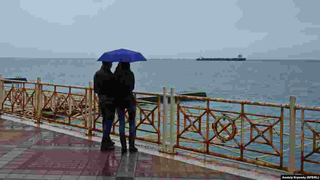 Парочка на набережній і танкер на алуштинському рейді