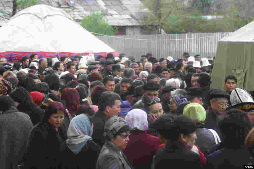 Маркумдун тажыясына эл көп келди - Kyrgyzstan -- Funeral of Medet Sadyrkulov, Former Head of Presidential Staff,12april2009