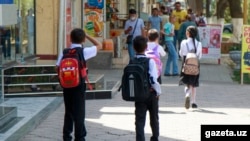 Ўзбекистонда 16 мартдан бошлаб болалар уй шароитида онлайн таҳсил олишни бошлаган эди.