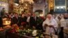 <a href="https://d107wt1b2luya2.cloudfront.net/a/news/29306302.html" target="_blank">Відспівування почалося</a> о 10:30 у Володимирському соборі. Патріарх Київський і всієї Руси-України Філарет очолив поминальну літургію. Попрощатися з українським поетом <a href="https://d107wt1b2luya2.cloudfront.net/a/news/29304202.html" target="_blank">прийшли президент України Петро Порошенко</a> з дружиною Мариною, прем&rsquo;єр-міністр Володимир Гройсман, міністр освіти Лілія Гриневич&nbsp;